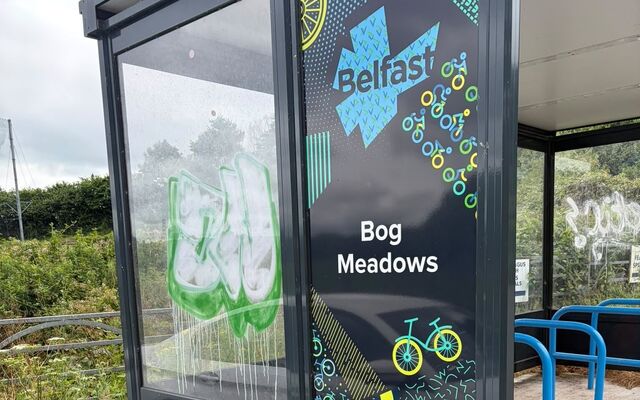 Forbairt dearg le fearg fá chomharthaíocht i mBéarla amháin ar bhóthan rothair sa Cheathrú Ghaeltachta