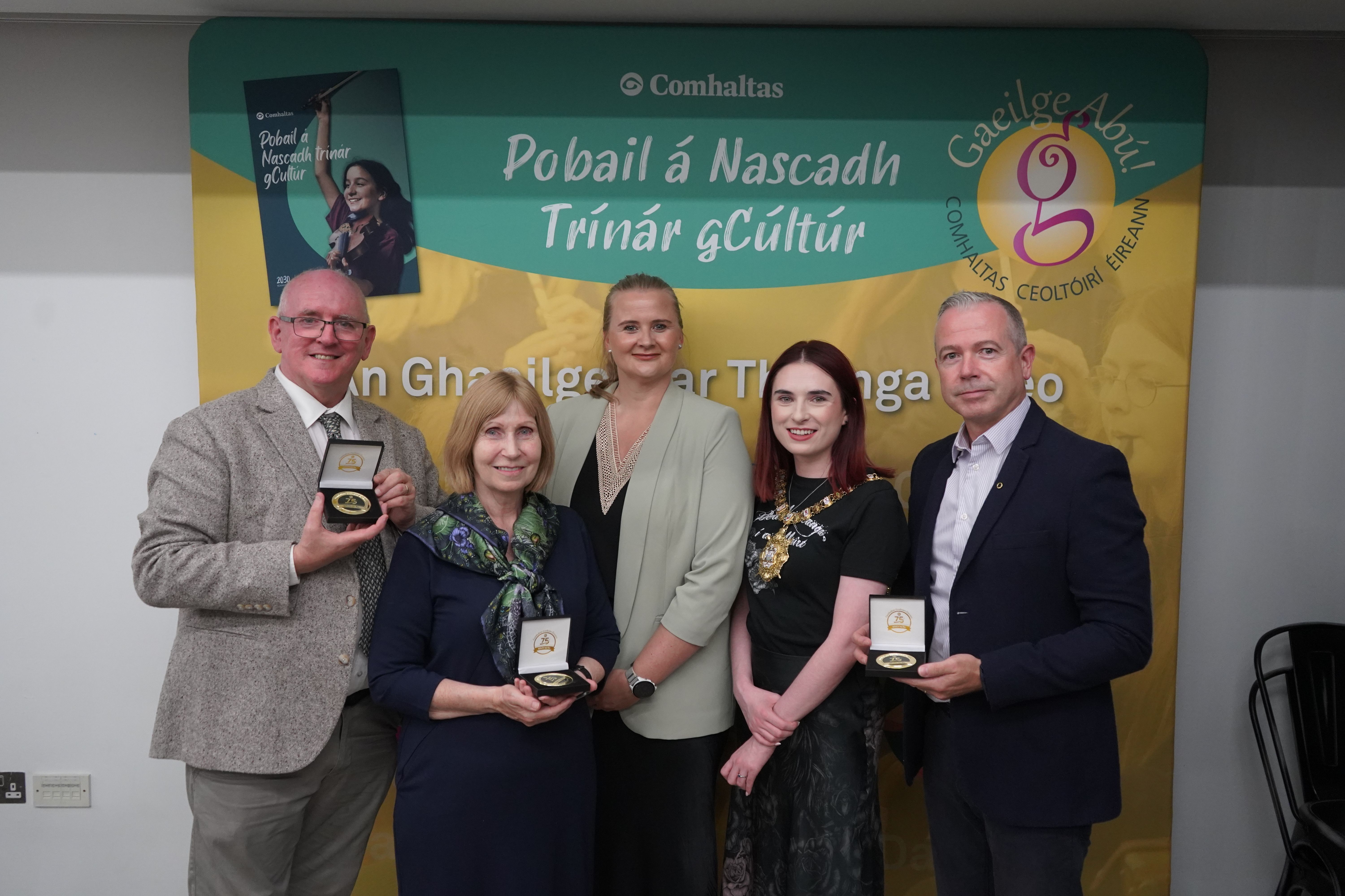 GRADAIM: Ón chlé; Marcas Ó Murchú, Linda Ervine, Aisling Reilly MLA, Ardmhéara Bhéal Feirste Róis-Máire Donnelly, agus an Coimisinéir Gaeilge, Pól Deeds.