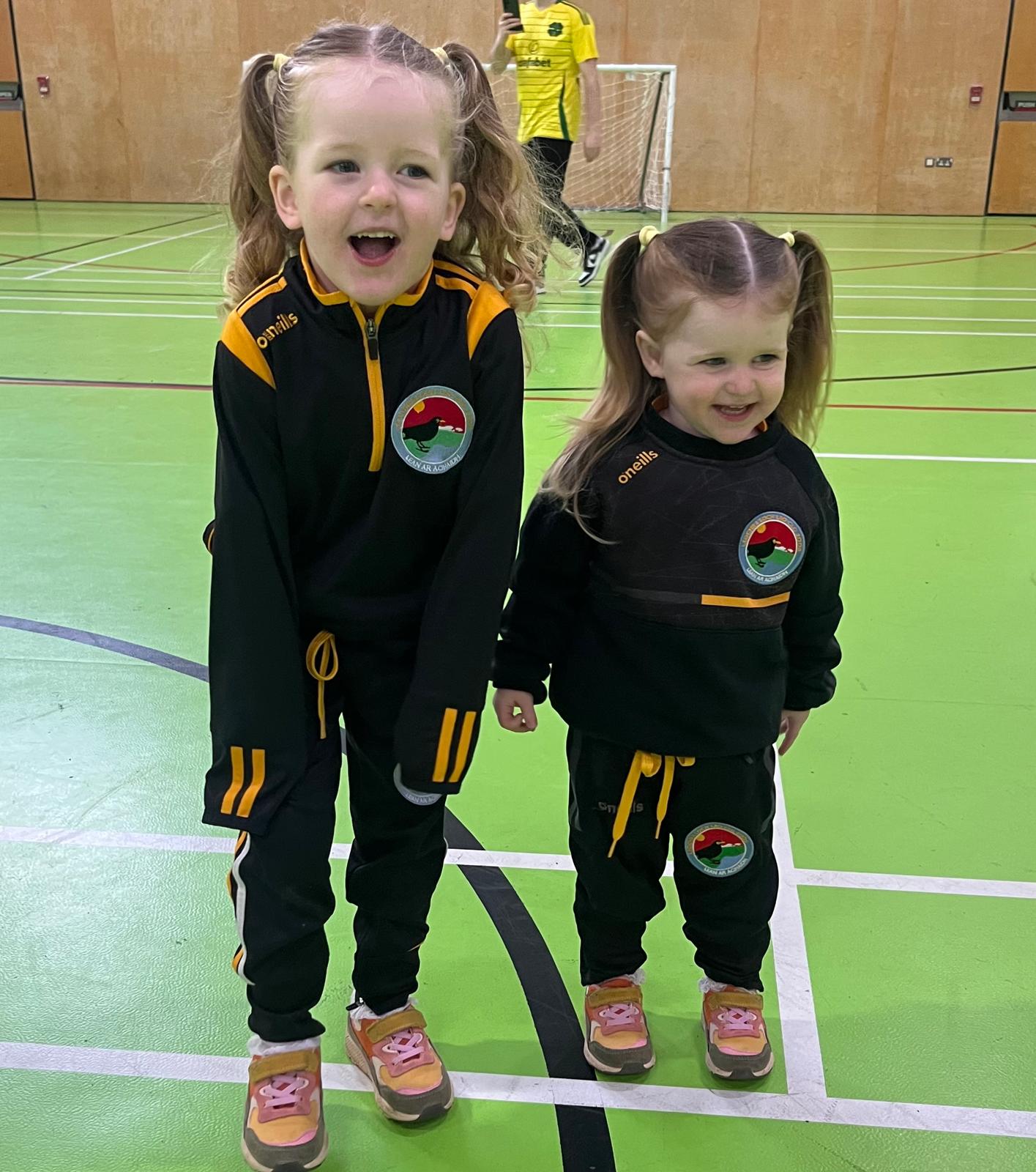 LÁ DO BHLÁTHNAID: Bláthnaid Ní Mhaoilmheanna, ar chlé, agus a deirfiúr Duailtín