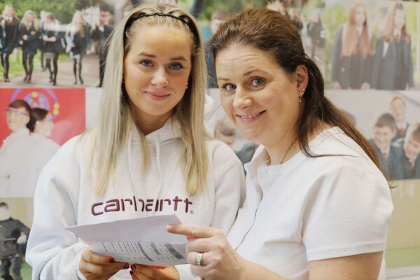 Coláiste Feirste bródúil as a gcuid scoláirí ar lá na dtorthaí