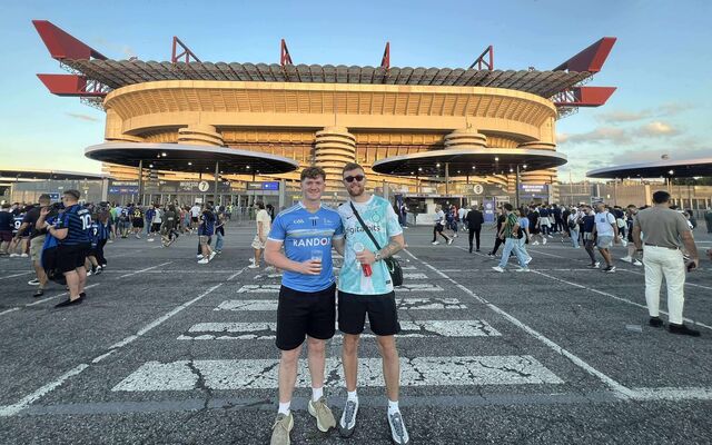 Foireann náisiúnta sacair Ghaeilge ag triall ar Shasain, beirt Feirsteach sa scuaid
