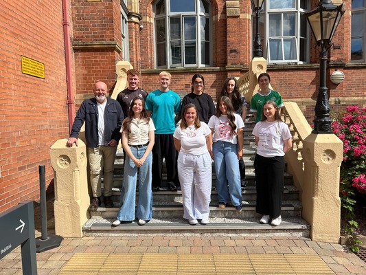 Snas agus blas ar a gcuid Gaeilge do scoláirí QUB agus UU