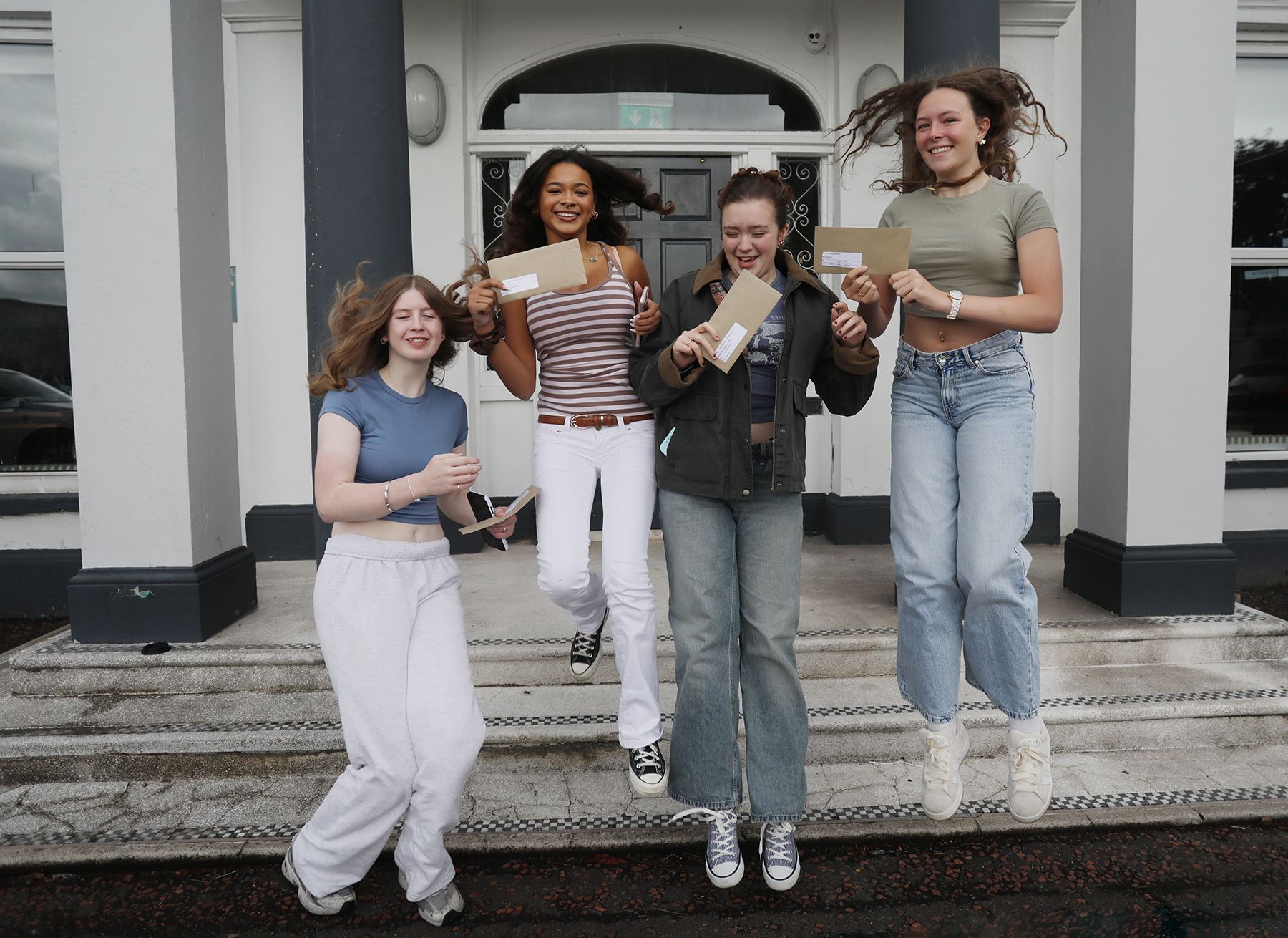 SONA SÁSTA: Daltaí Choláiste Feirste lena dtorthaí GCSE