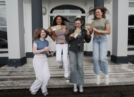 Coláiste Feirste 'fíorshásta leis an obair agus an iarracht' ar lá na dtorthaí GCSE