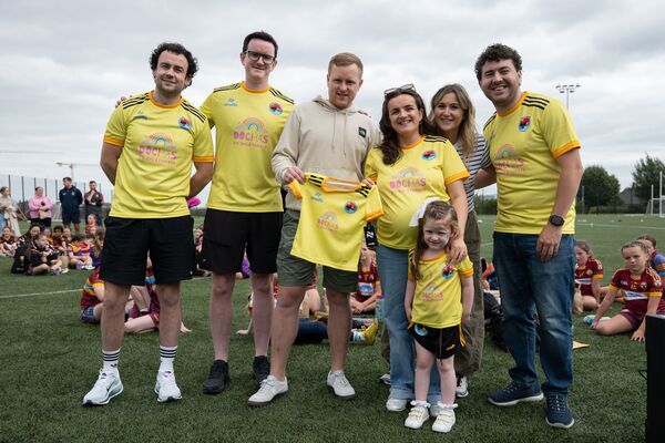 Geansaithe 'Dóchas do Bhláthnaid' anois ar díol ar líne