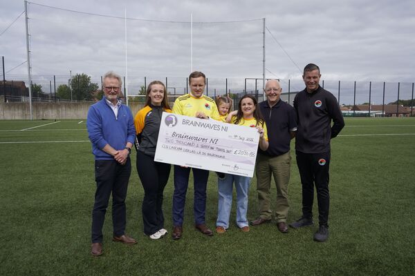 Seic bronnta ar Brainwaves ag teaghlach Bhláthnaid agus Laochra Loch Lao