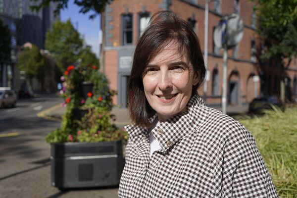 Karen Kirby ag fágáil an BBC i ndiaidh breis is 30 bliain