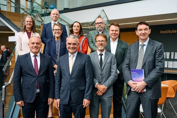 Foireann Oifig an Choimisinéara Gaeilge gnóthach le seachtain anuas