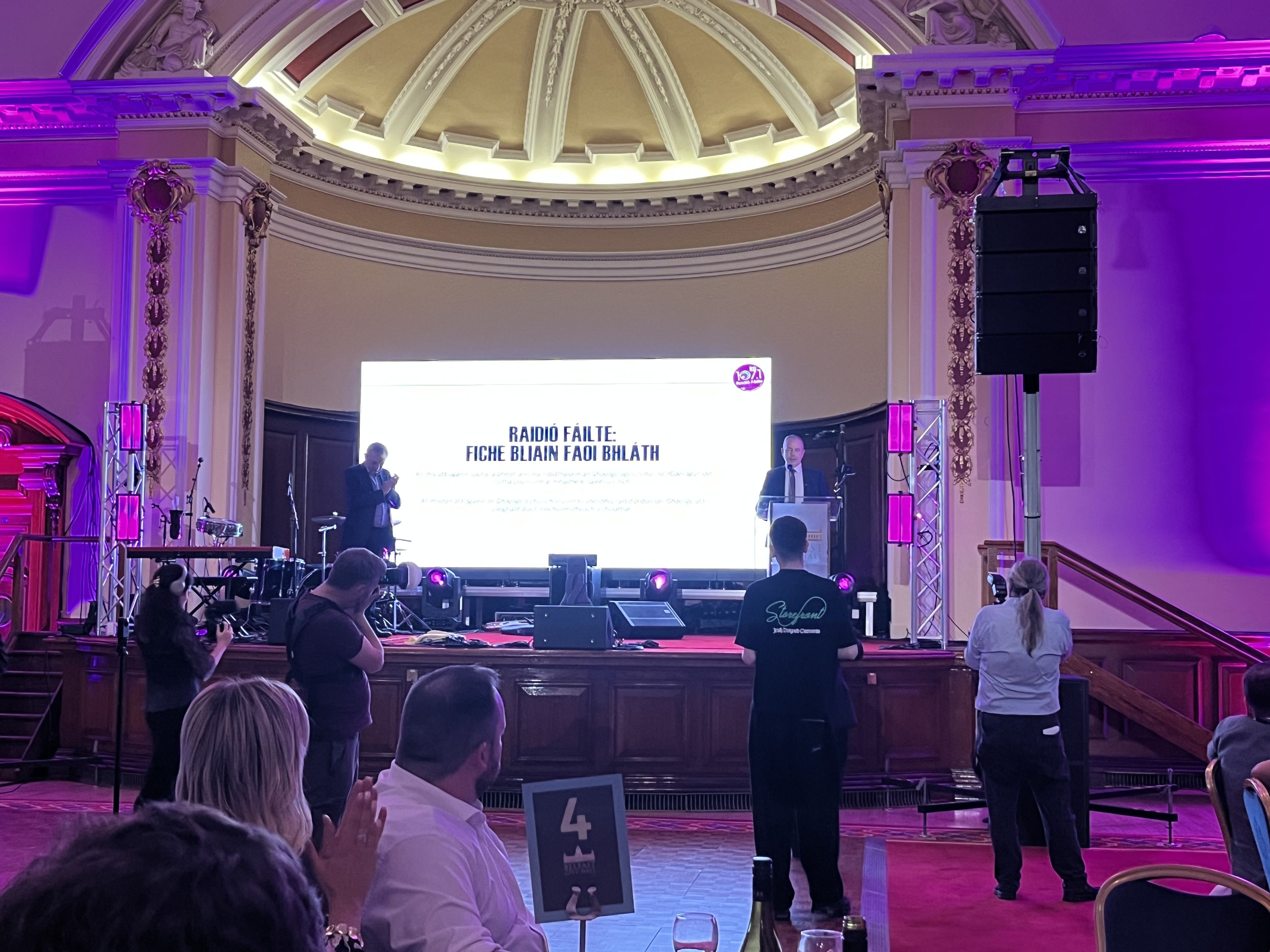 CEILIÚRADH: Bhí oíche mhór ann in Halla na Cathrach Dé hAoine