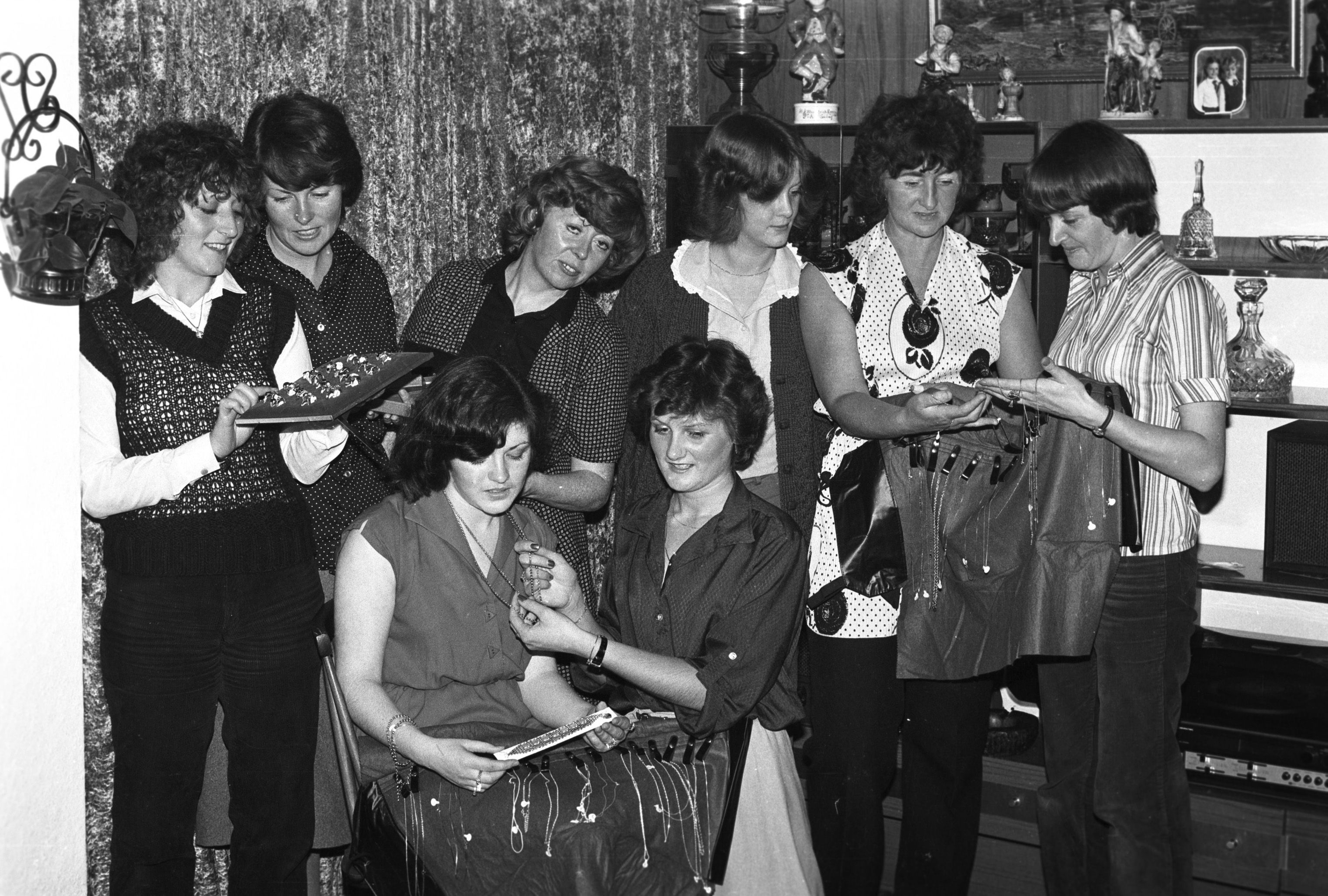 Una Powers, Kilwee Kash and Karry rep, at jewellery party in Riverdale Park South with Ann McCoy, Maria Grieve, Margaret McDonnell, Eilish Burroughs, Rosaleen McDonnell, Jacqueline McCoy, Ann McCoy and Mary Martin