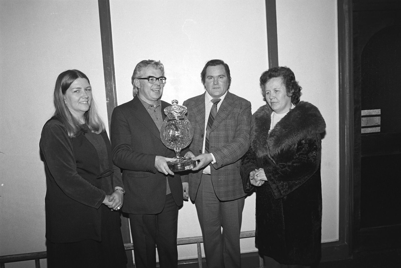 Ruth Tallon, an tAth, Piaras Ó Duill and Maura McCrory accept the Andersonstown News Award from Seán Mac Aindreasa. (Andersonstown News, 7 March 1981, p.8.)