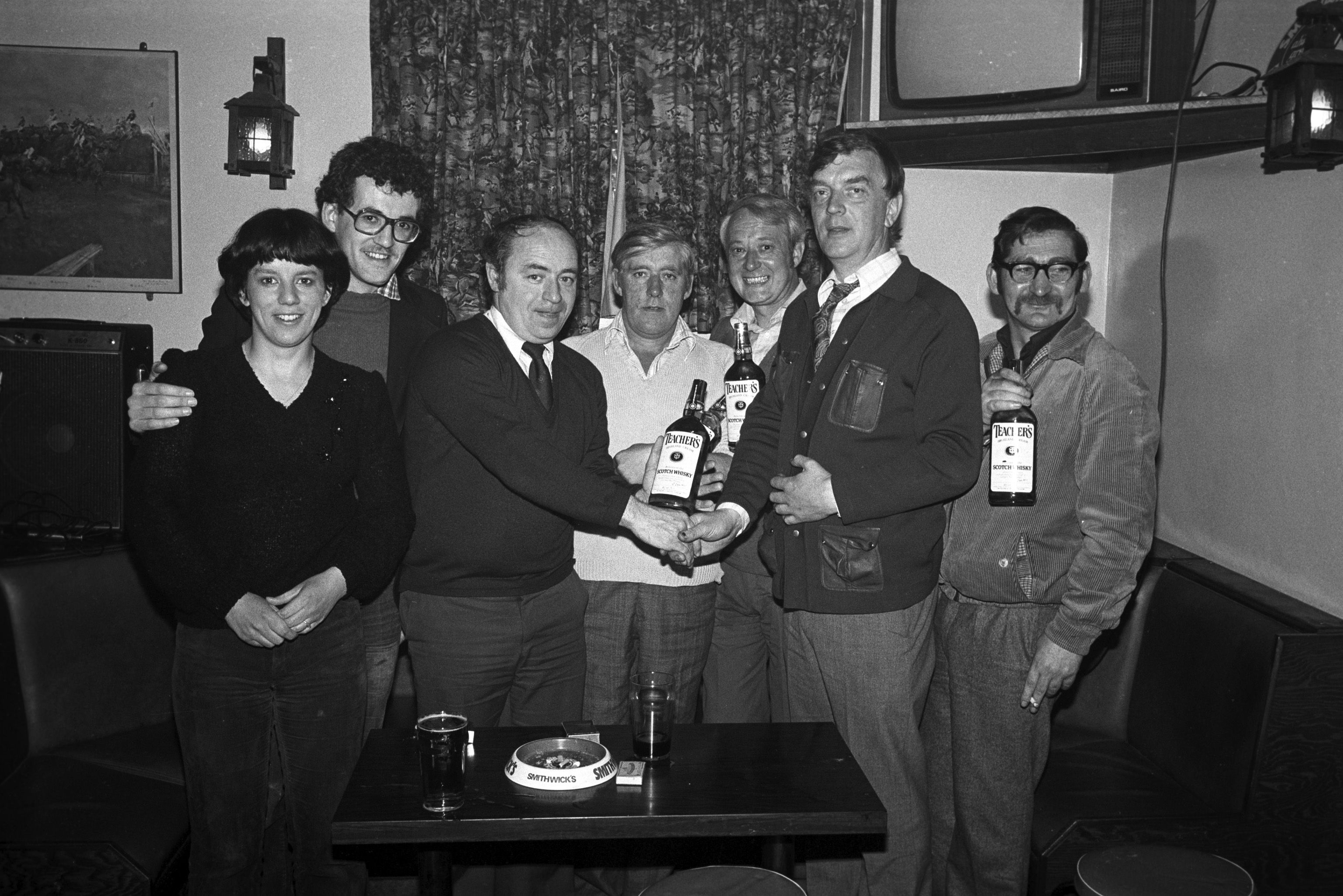 Michael Brennan, White Fort proprietor, presents prizes to Peter Devlin