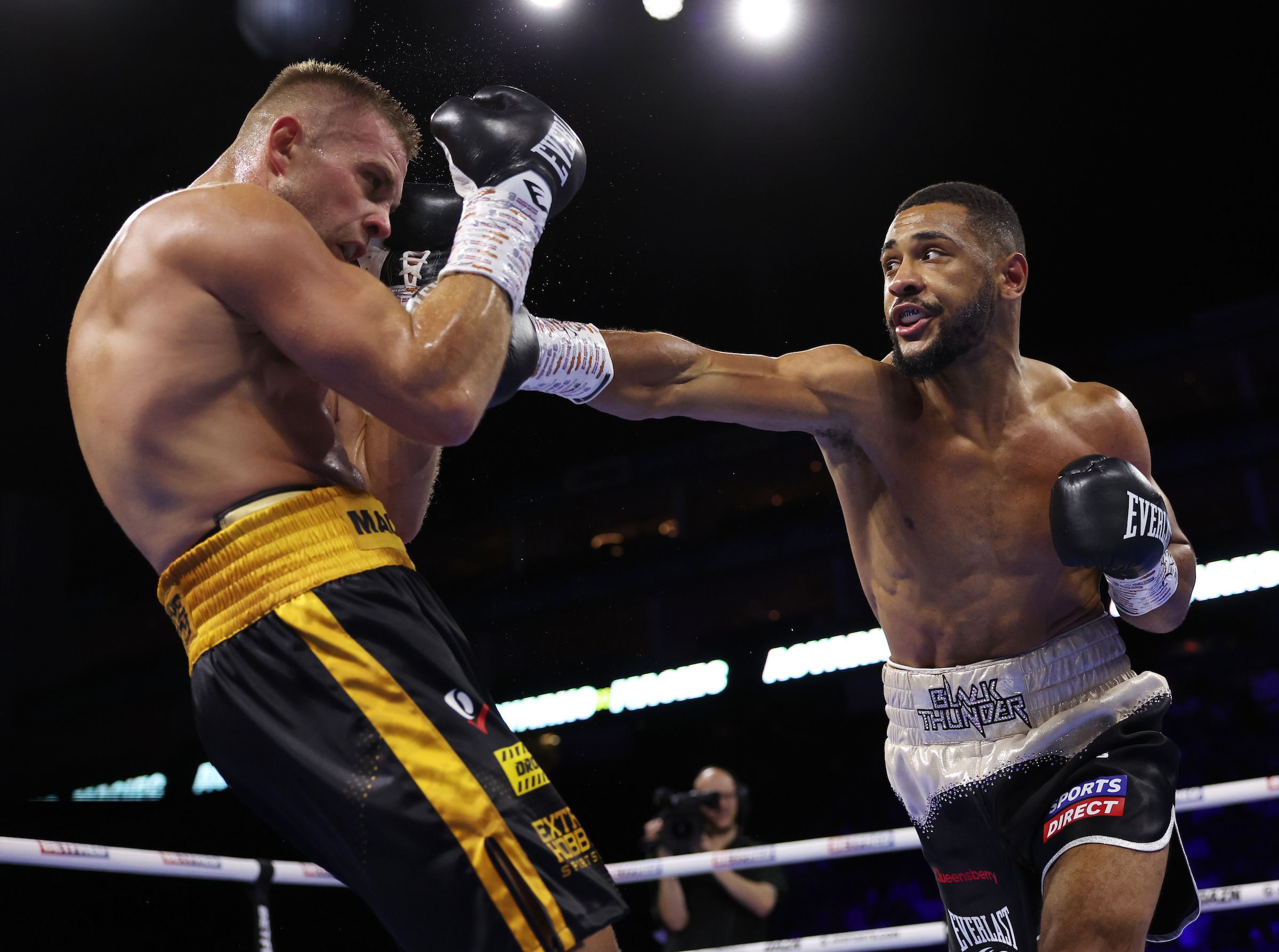 Agyarko lands a right hand 