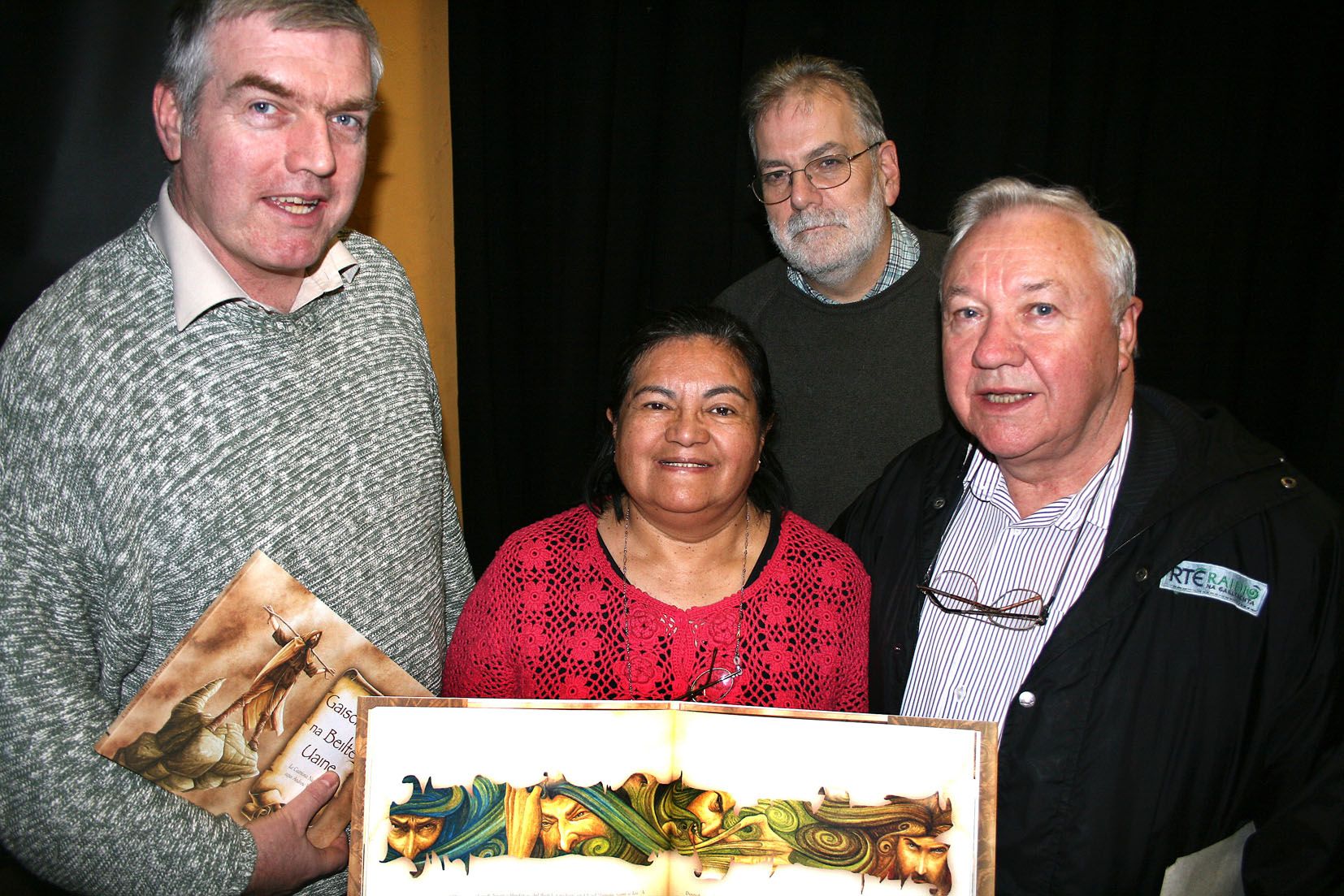 SEOLADH LEABHAIR: Gearóid de Grás, Diarmuid O Tuama agus Martita agus Pat Rice i 2007