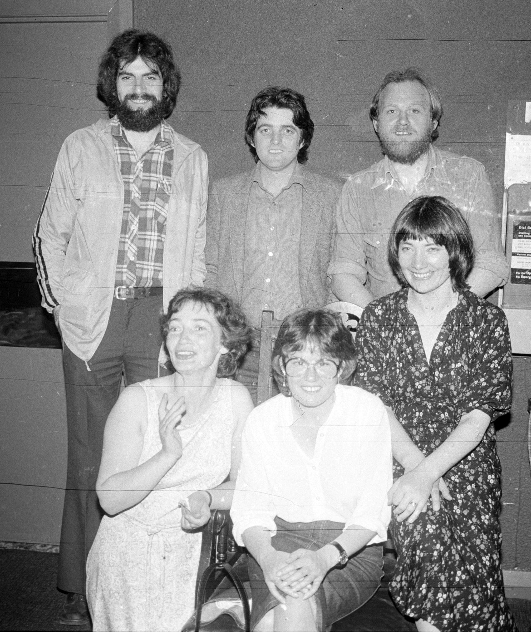 MAR A BHÍ: Diarmuid Ó Tuama (ar clé, cúl) le scaifte Gael ag Oíche ag na Rásaí in Iúil 1981 don Bhunscoil, ina measc Máire agus Áine Andrews, Anne O'Neill agus Danny O'Neill.