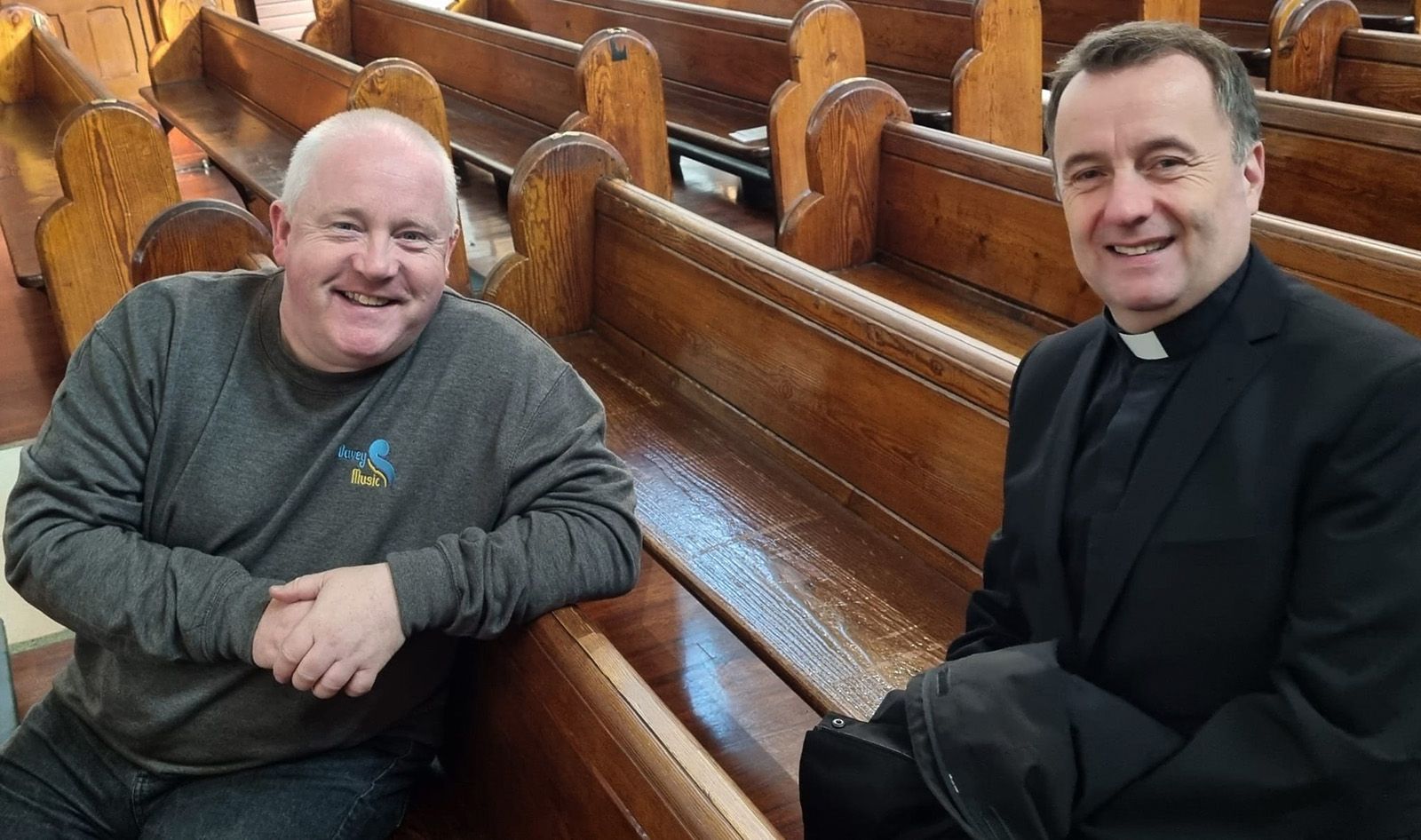 Ar chlé, Patrick Davey, cumadóir cheol Aifreann Feirste. Ar dheis: An tAth. Tim Bartlett, sagart paróiste Naomh Muire, Lána an tSéipéil.