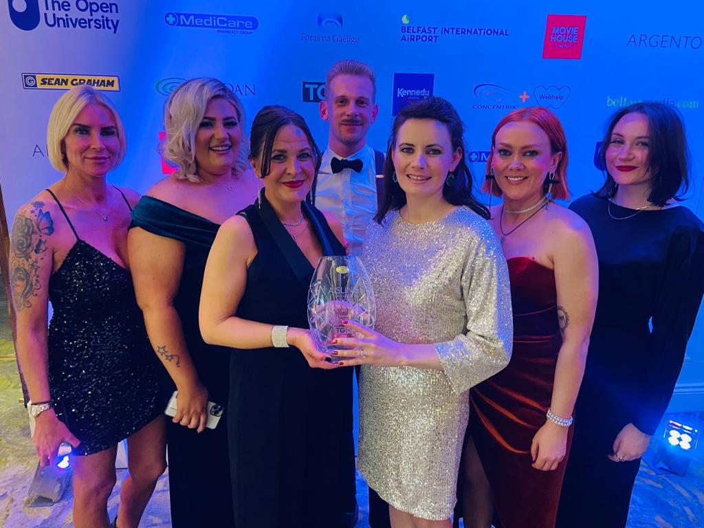 COMHGHAIRDEAS: Kabosh Theatre Company receive Culture & Arts Award from Caroline Ní Dhubhchóin of TG4