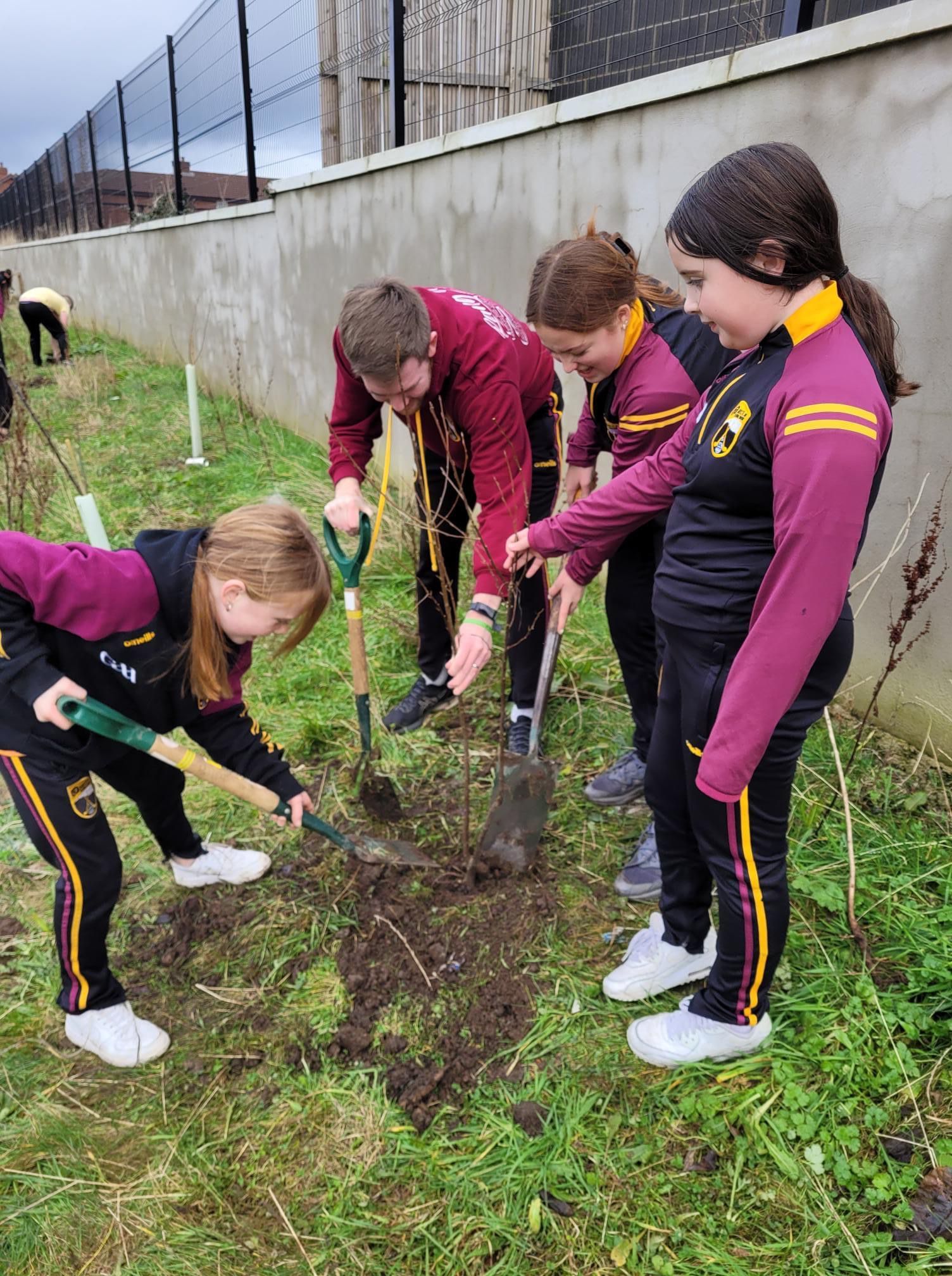 Bunscoil tSléibhe Dhuibh boys and girls getting their hands dirty