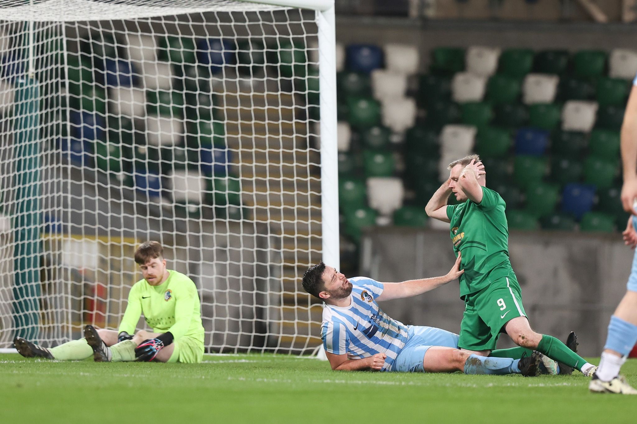 Kevin Lynch holds his head in his hands as he his thwarted by Murray 