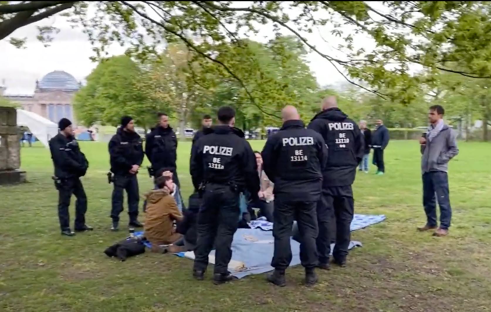 German police disrupt the ciorcal comhrá