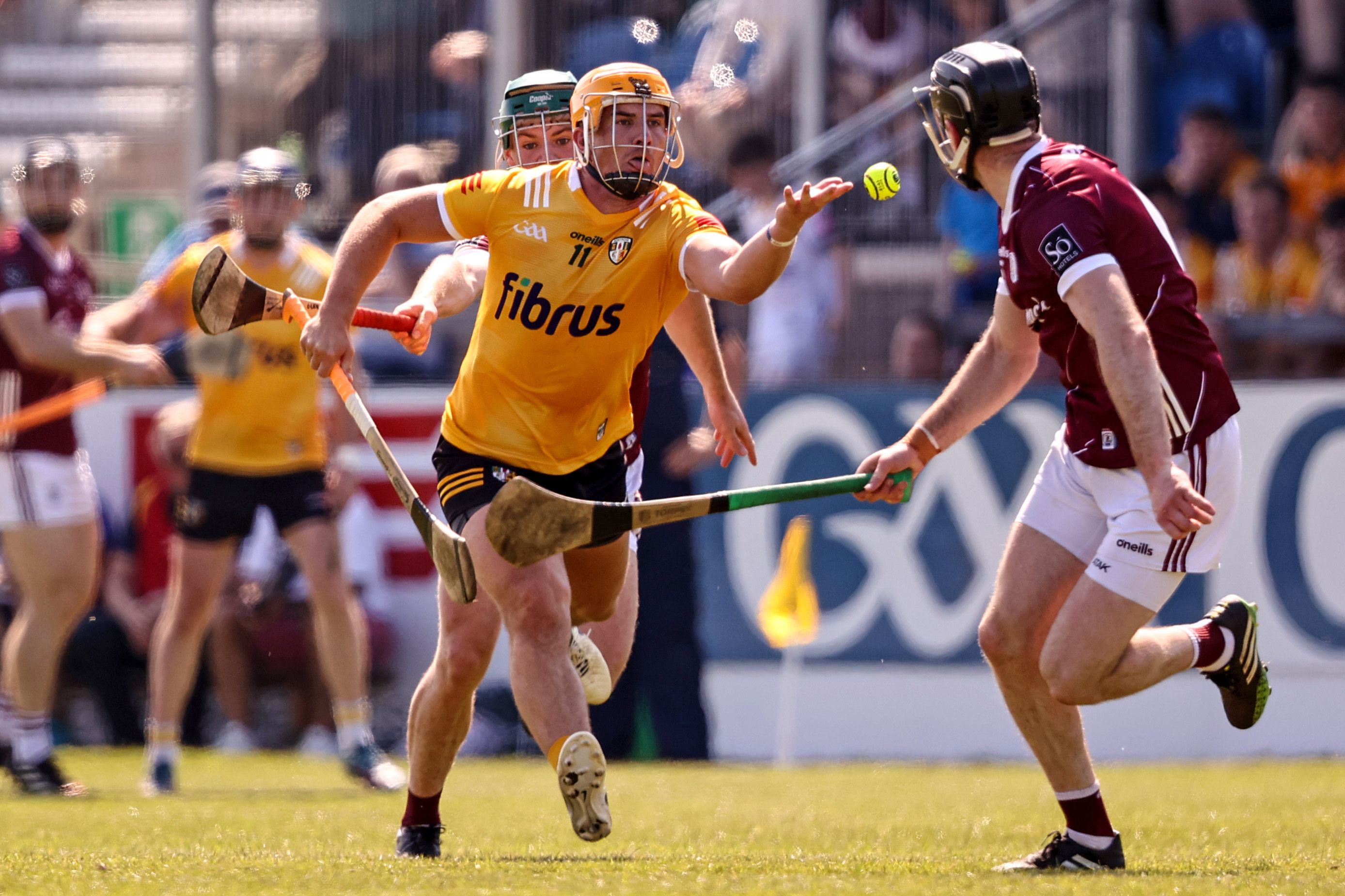 Michael Bradley pops a pass