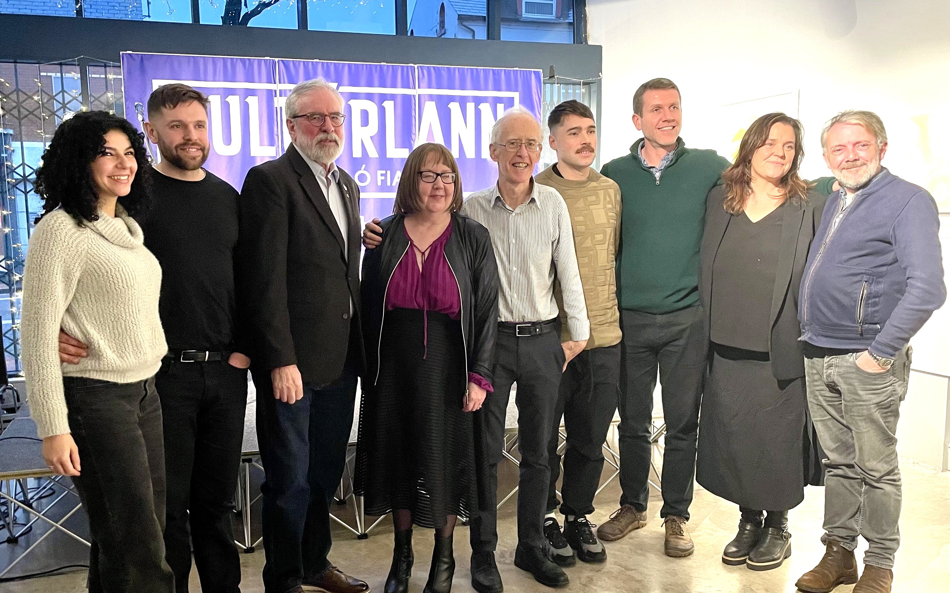 TRÍ GHÁIR DO GHEARÓID: An t-údar le Bríd Ó Gallchóir, baintreach Ghearóid (i lár baill) agus le clann is cairde Ghearóid