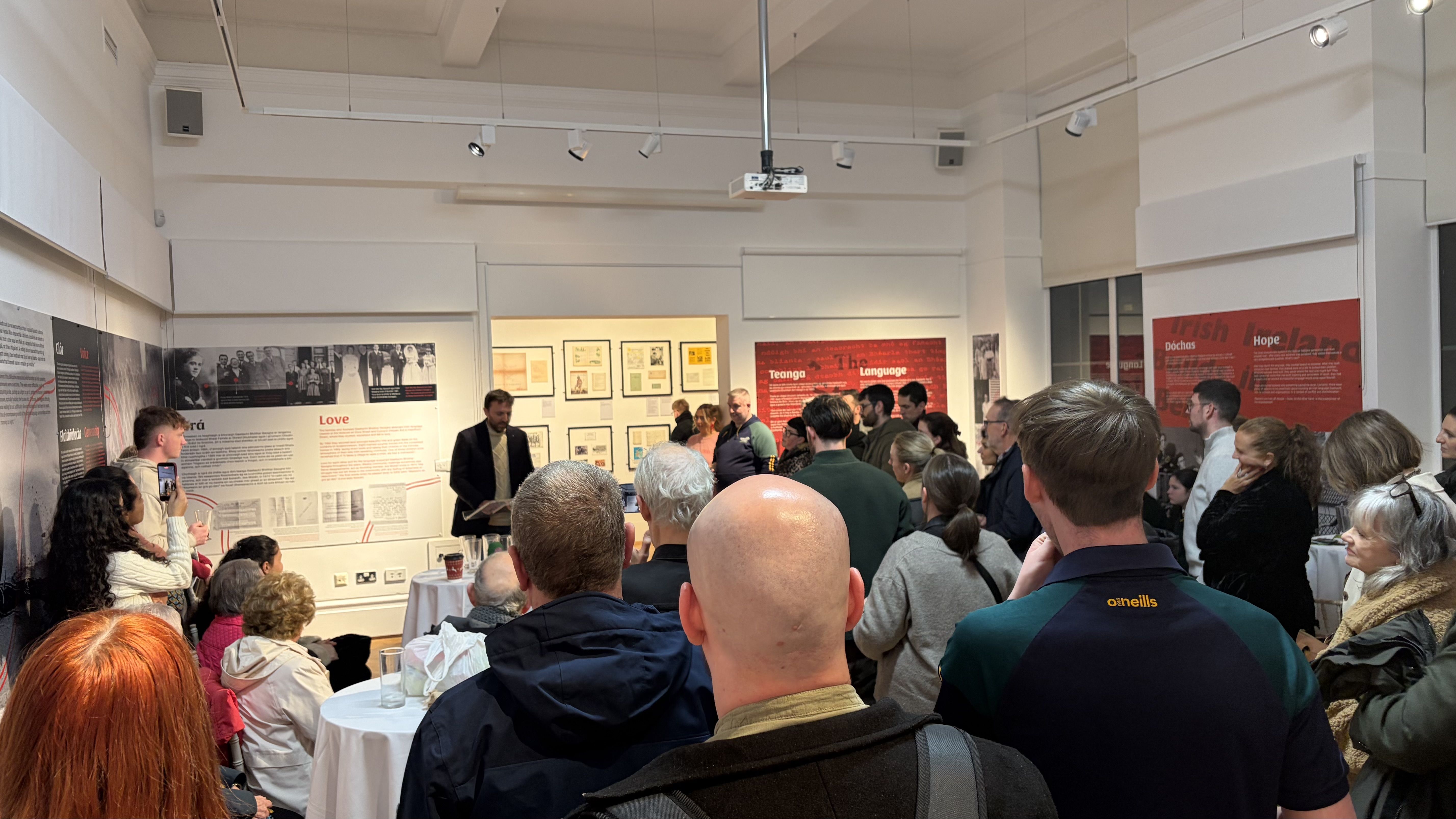 OSCAILT: Taispeántas Phobal Bhóthar Seoighe in Iarsmalann Uladh