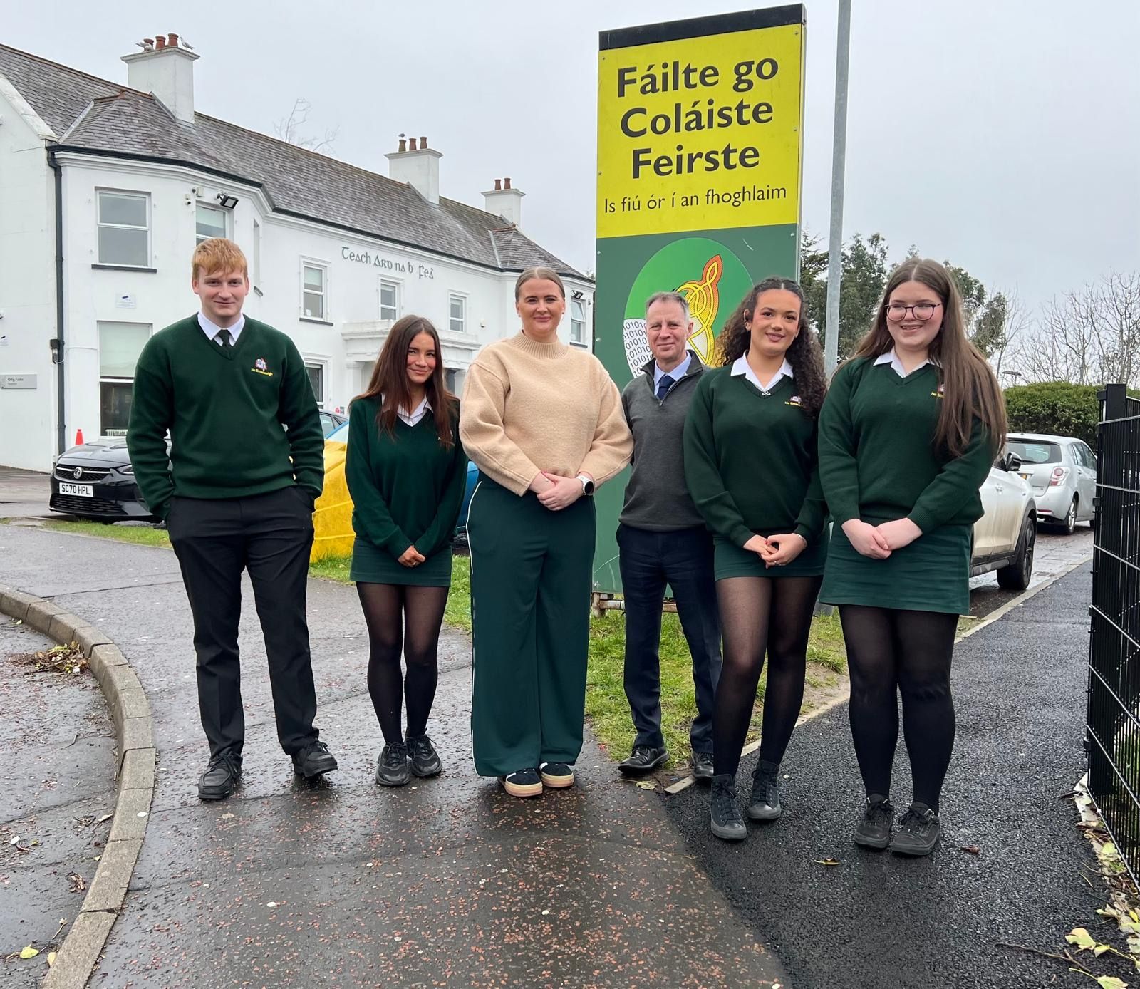 Aisling Reilly with pupils and Principal Micheál Mac Giolla Ghunna