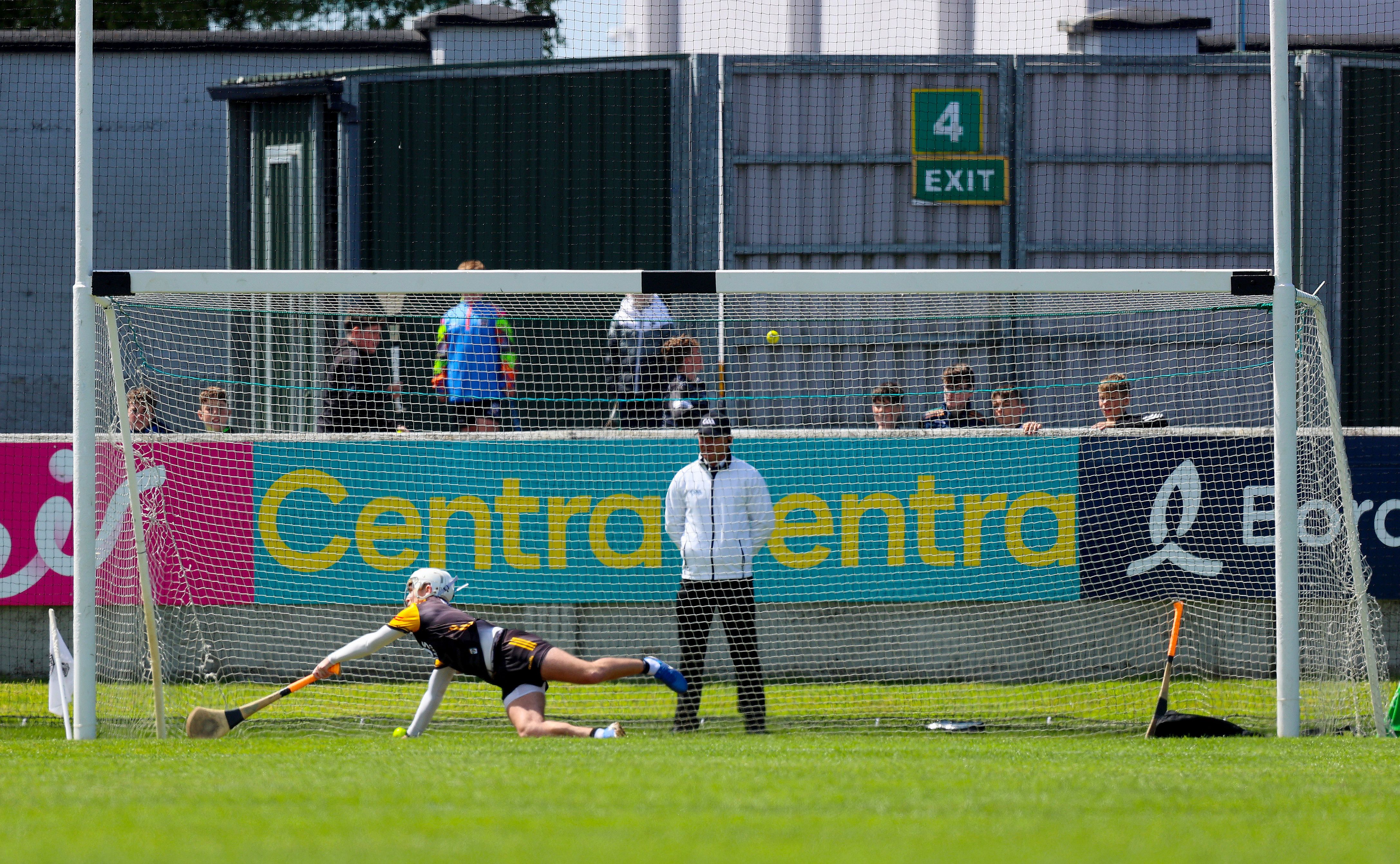 Dan Ravenhill's penalty beats Ryan Elliott