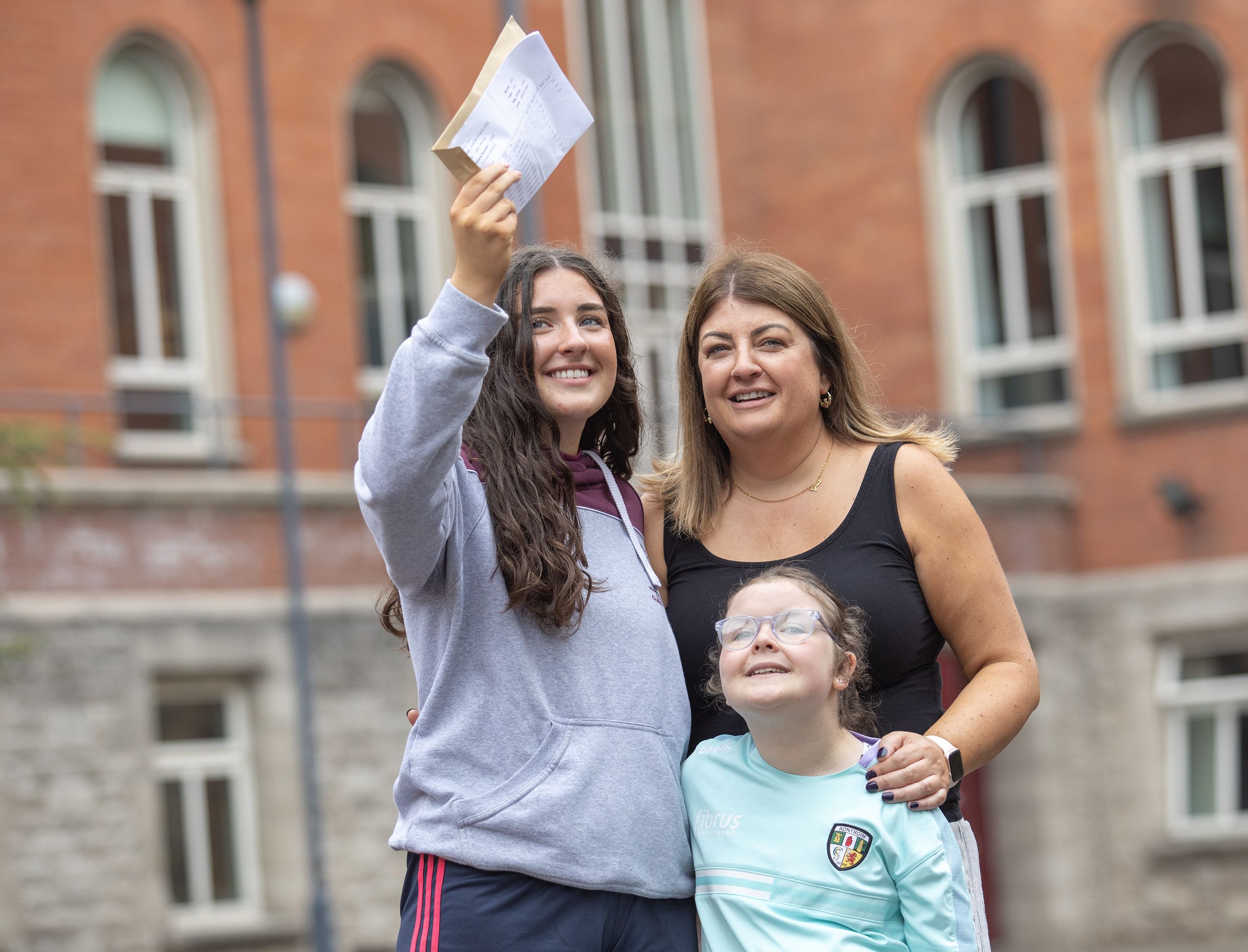 Amy Murray with mum, Bernie and cousin Róise Nolan