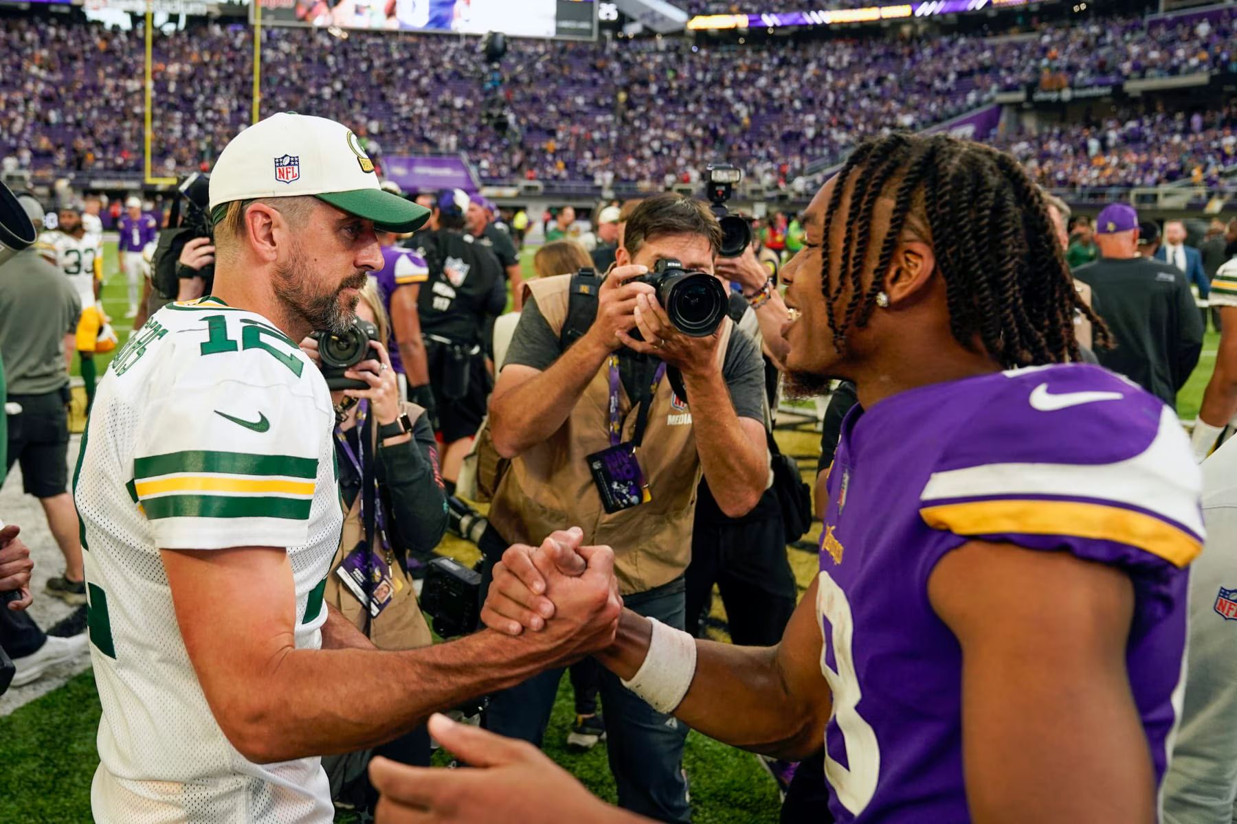 Aaron Rodgers and Justin Jefferson shake hands