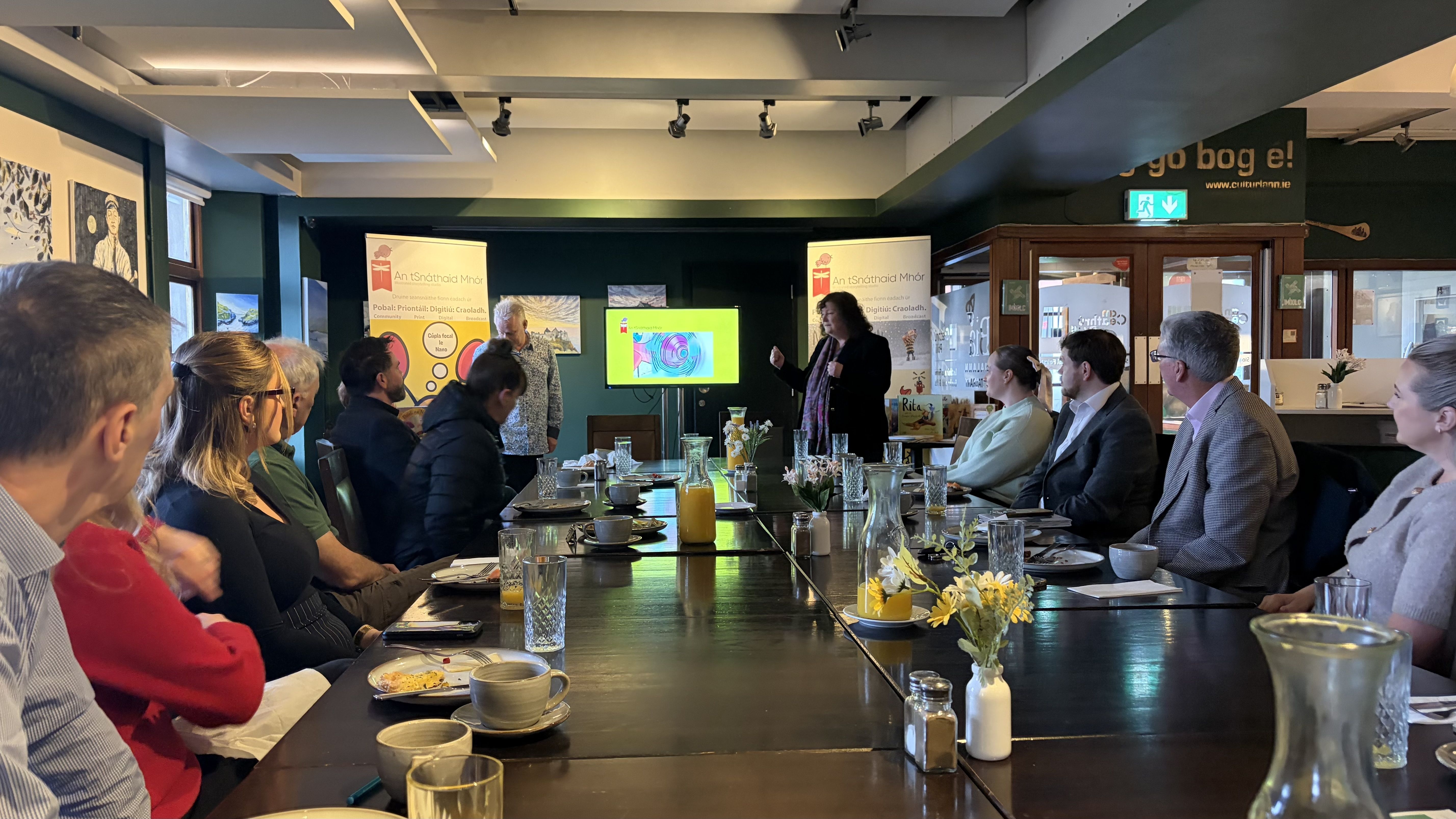 ARDMHOLADH: Andy agus Caitríon ag déanamh cur i láthair don chiorcal gnó