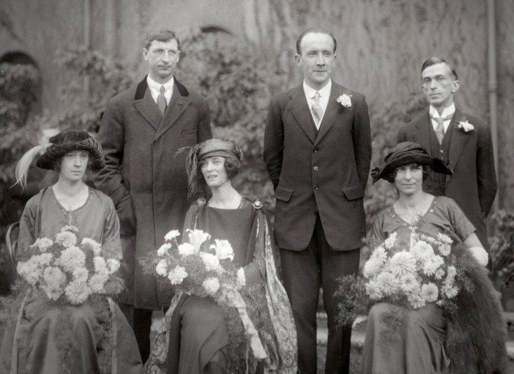 Kevin O’Higgins’ wedding to Brigid Cole on 27 October 1921. Standing from left to right: Éamon de Valera, Kevin O’Higgins and Rory O’Connor, who was best man. Seated from left to right: Molly Cole, Brigid O’Higgins and Irene O’Higgins. (Courtesy of the National Library of Ireland)
