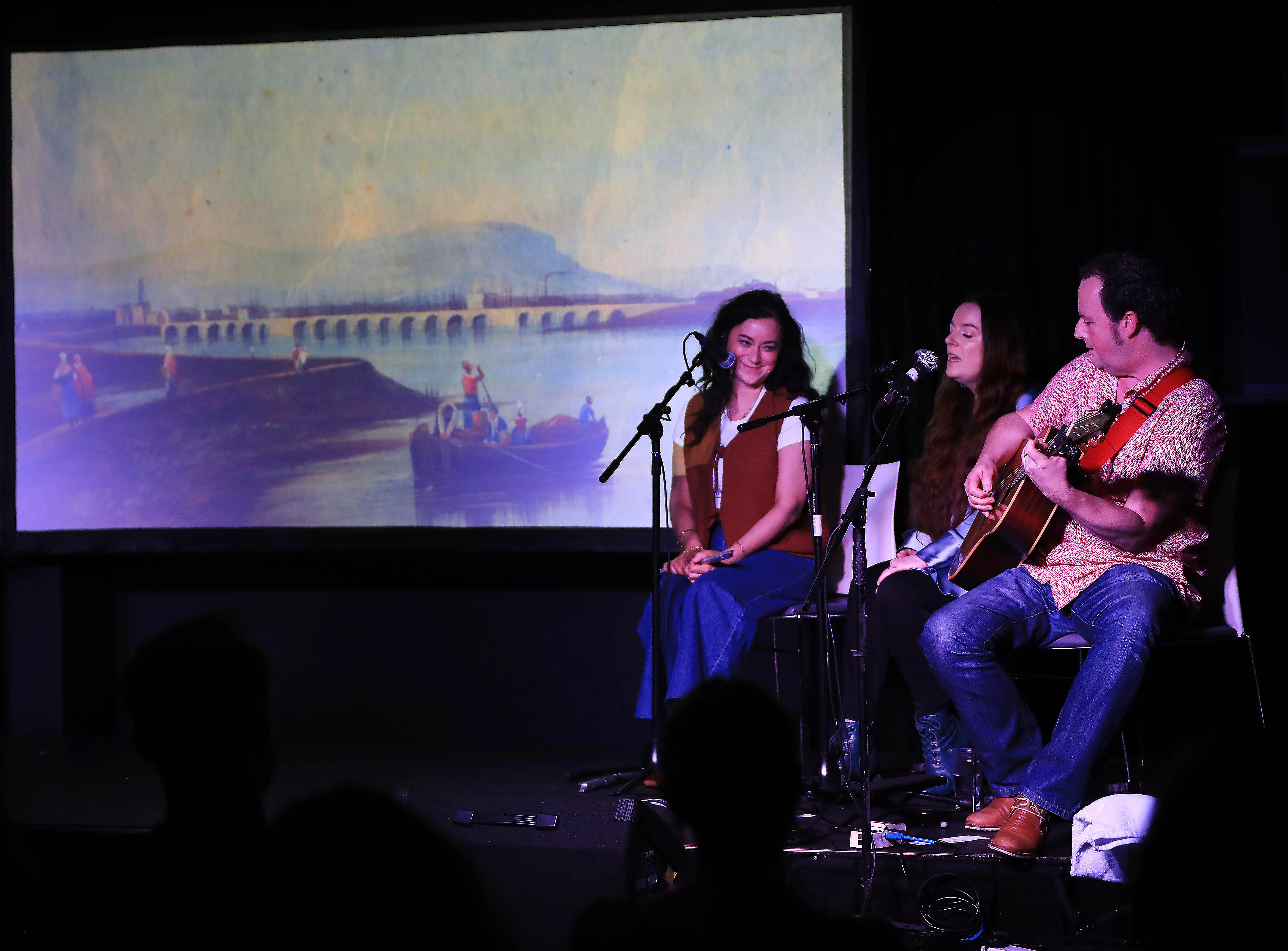 GRÁINNE SA GHLÓIR: Cheol Gráinne Holland (lár báire) a hamhrán féinchumtha 'Béal Feirste'