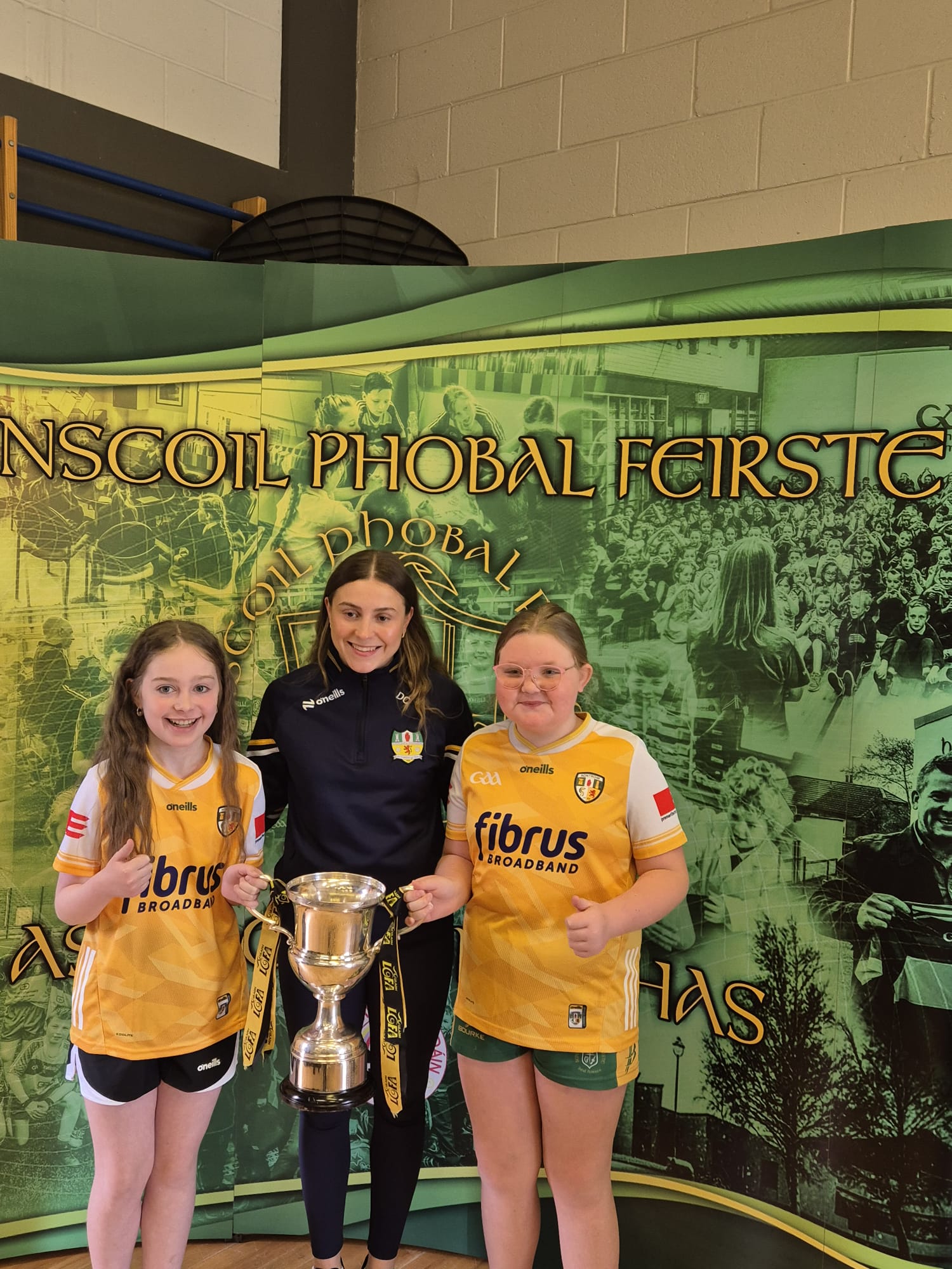 Dúana with two Buncsoil Phobail Feirste students