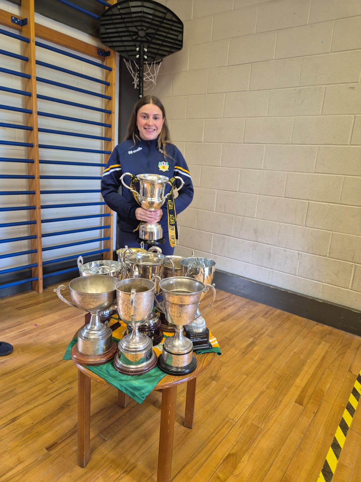 Dúana with all the trophies won with the Saffrons