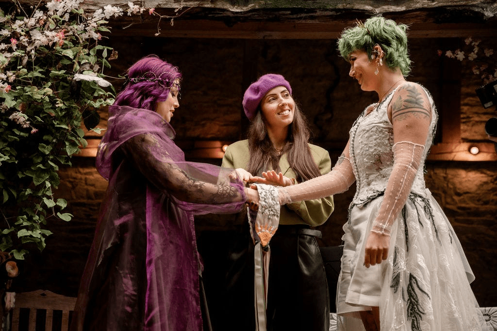 Sinéad Gould leis an lánúin, Kat agus Sofia