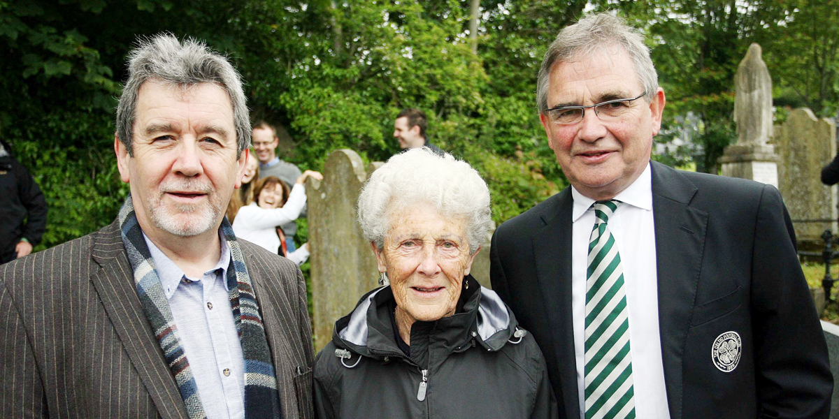 Belfast Celtic Society Chair Pádraig Coyle (left) is joined by Celtic FC Director Brian Wilson and Annette McWilliams, daughter of Mickey Hamill