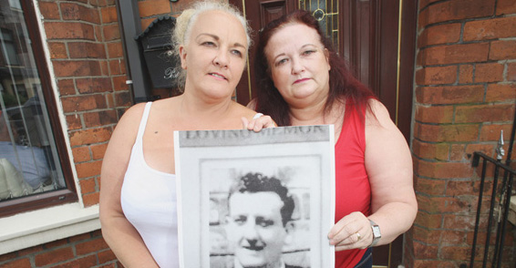 Roberta O\'Neill and her sister Christine Quinn with a photo of their dad Christopher Quinn 