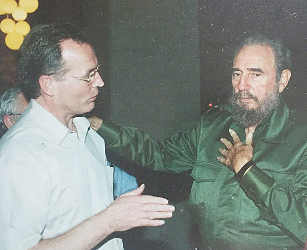 Gerry Kelly speaking to Fidel Castro in 2001