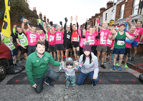 Hundreds of runners laced up early Sunday morning for the Gaeltacht Quarter 10k to raise awareness on organ donation. Pictured is little Dáithí MacGabhann and his parents Máirtín and Seph who started the race.