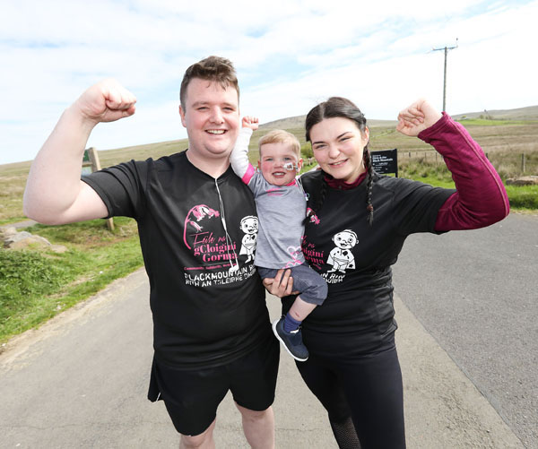 Little Dáithí Mac Gabhann with his parents Máirtín and Seph at the start of the Black Mountain Run/Rith an tSléibhe Dhuibh as part of Féile na gCloigíní Gorma) Cumann Spoirt An Phobail organised the event to promote organ donation