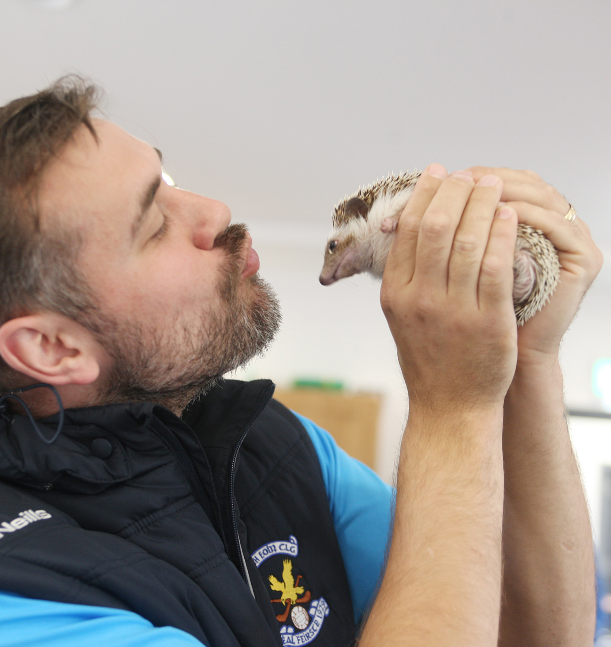 Harry Connolly gets to meet Harry the Hedgehog at Glór Na Móna with Suí agus Scíth Parents and Toddlers group as part of Féile na gCloigíní Gorma
