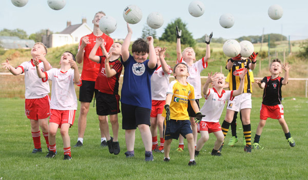 Learning to catch and run at the Lámh Dhearg Cúl Camp
