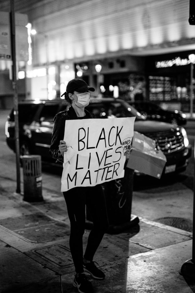 CEART DOM, CEART DUIT: Agóideoir ar son Black Lives Matter I gCathair na nAingeal.. Pic le Donovan Valdivia, Unsplash